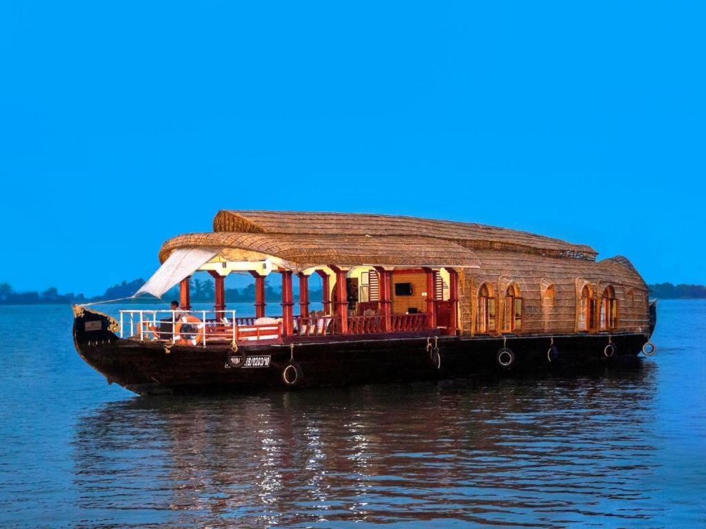 ホテル Aqua Castle Houseboat - By Aqua Jumbo Houseboats アーラップーザ県 エクステリア 写真