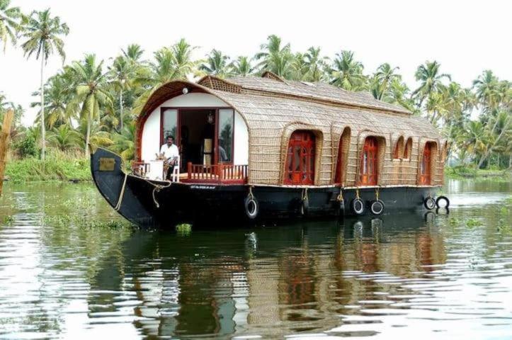 ホテル Aqua Castle Houseboat - By Aqua Jumbo Houseboats アーラップーザ県 エクステリア 写真