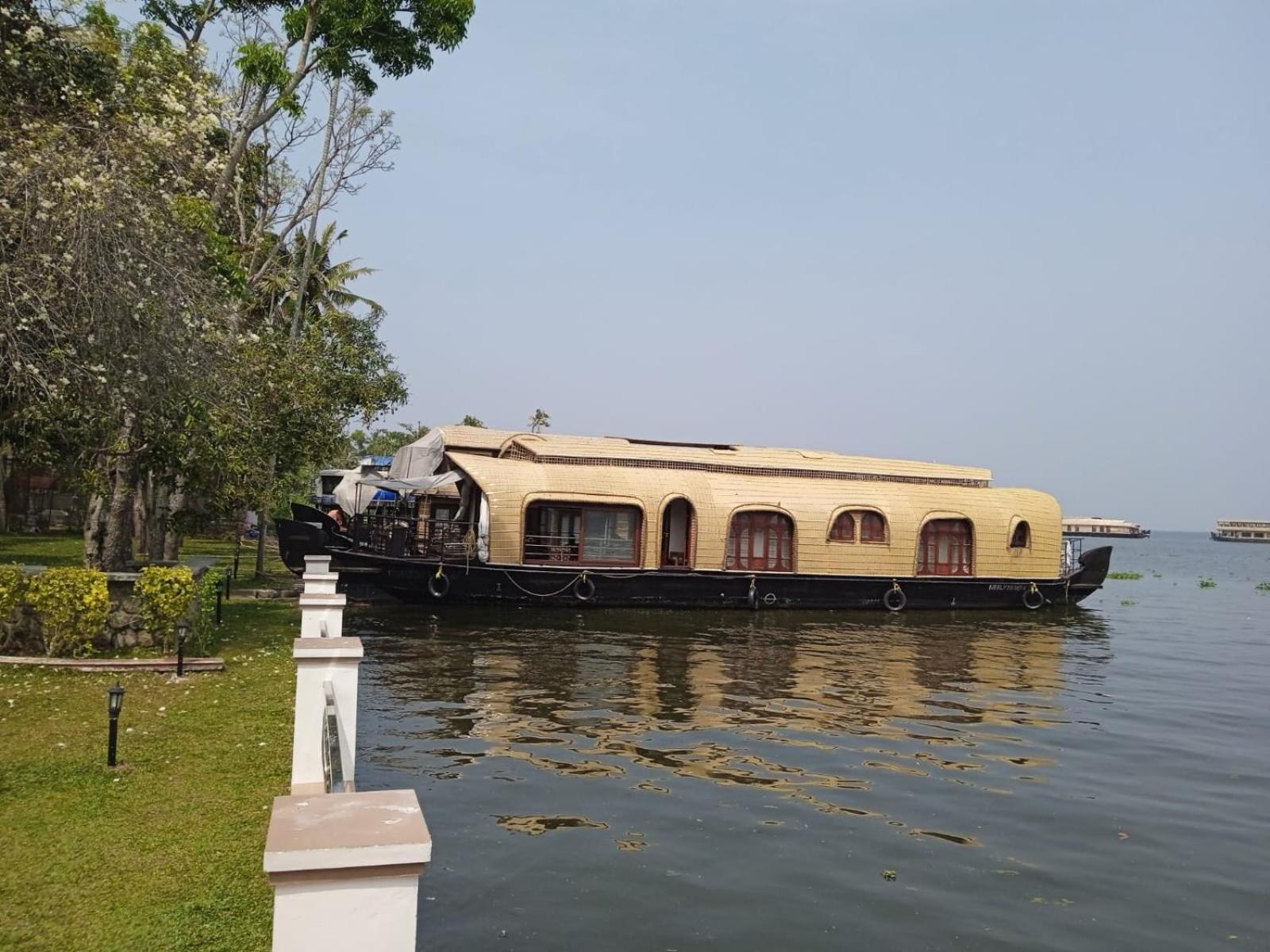 ホテル Aqua Castle Houseboat - By Aqua Jumbo Houseboats アーラップーザ県 エクステリア 写真