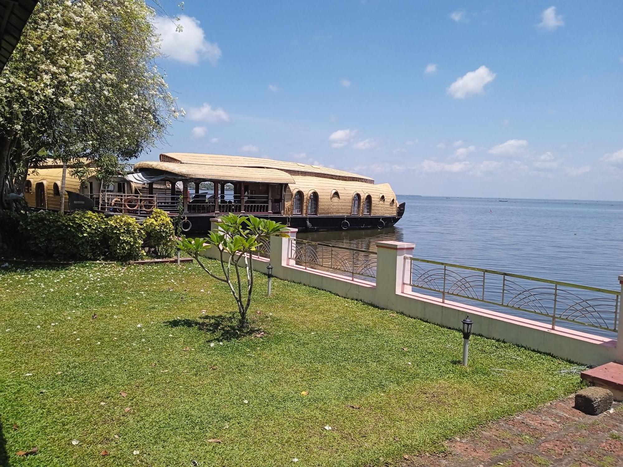 ホテル Aqua Castle Houseboat - By Aqua Jumbo Houseboats アーラップーザ県 エクステリア 写真