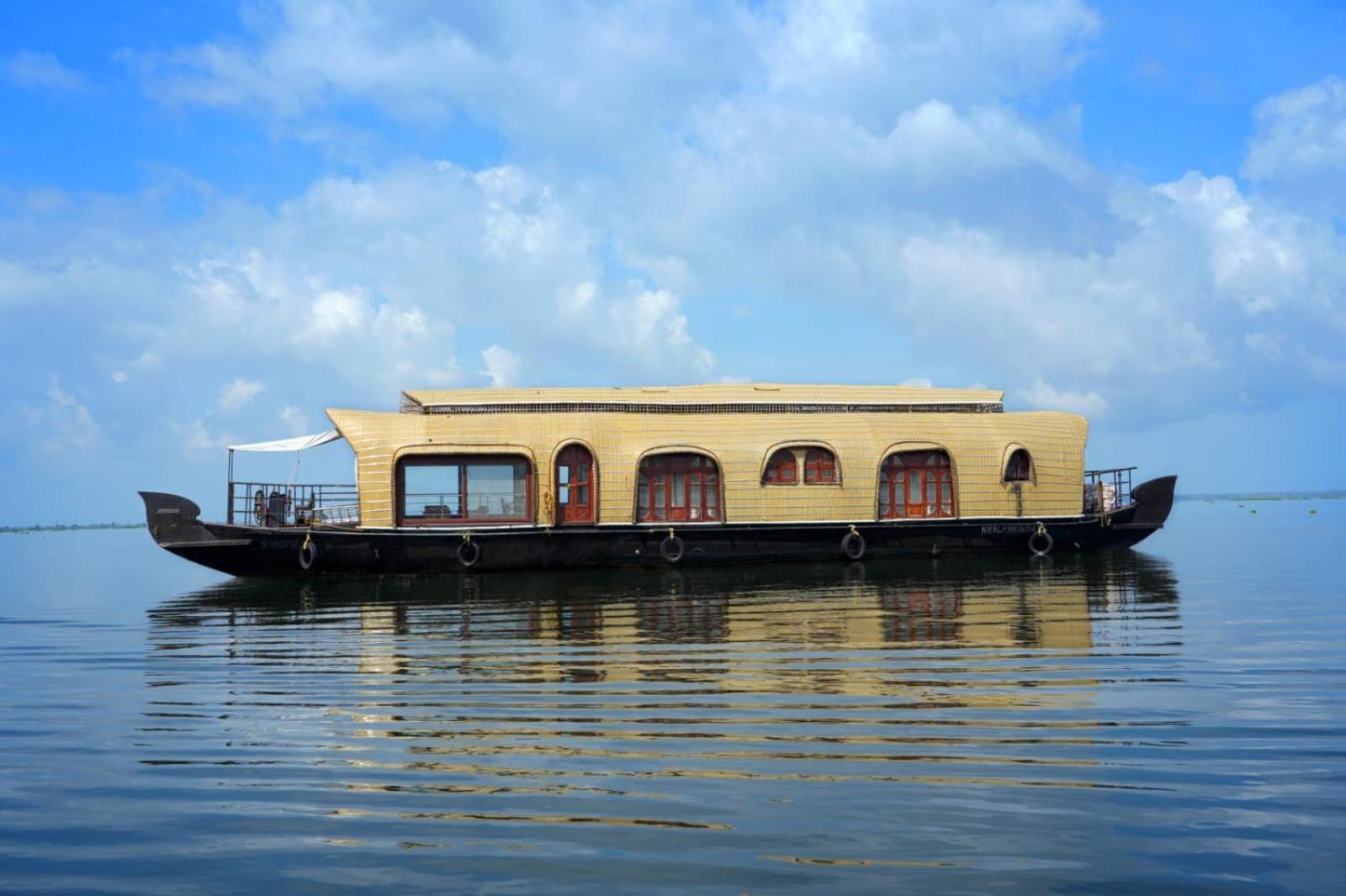ホテル Aqua Castle Houseboat - By Aqua Jumbo Houseboats アーラップーザ県 エクステリア 写真