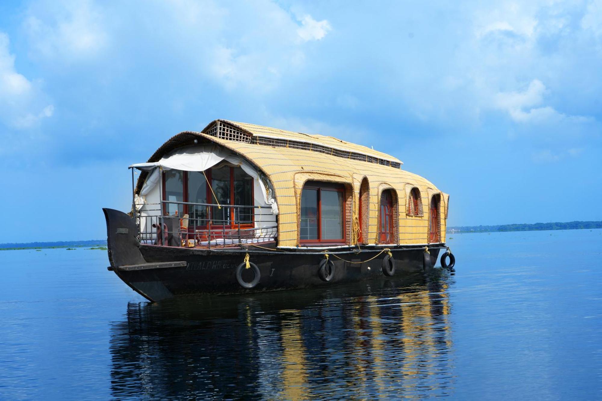 ホテル Aqua Castle Houseboat - By Aqua Jumbo Houseboats アーラップーザ県 エクステリア 写真